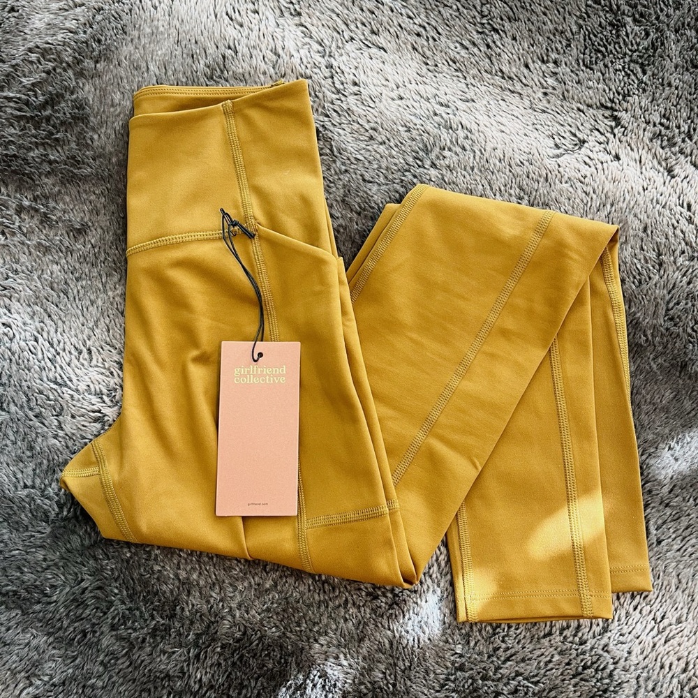 NWT Girlfriend Collective “saddle” compression leggings w/ pocket & scrunchie!!